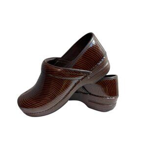 Dansko XP Wavy Embossed Patent Leather Brown Clogs Size $169 EU 39, US 8.5-9M